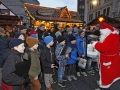 Weihnachtsmann verteilt Geschenke